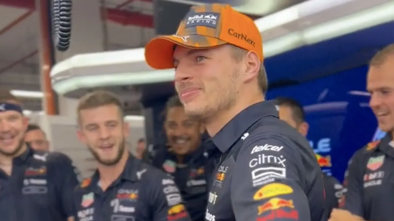 Video: Red Bull-monteurs verrassen jarige Verstappen met taart