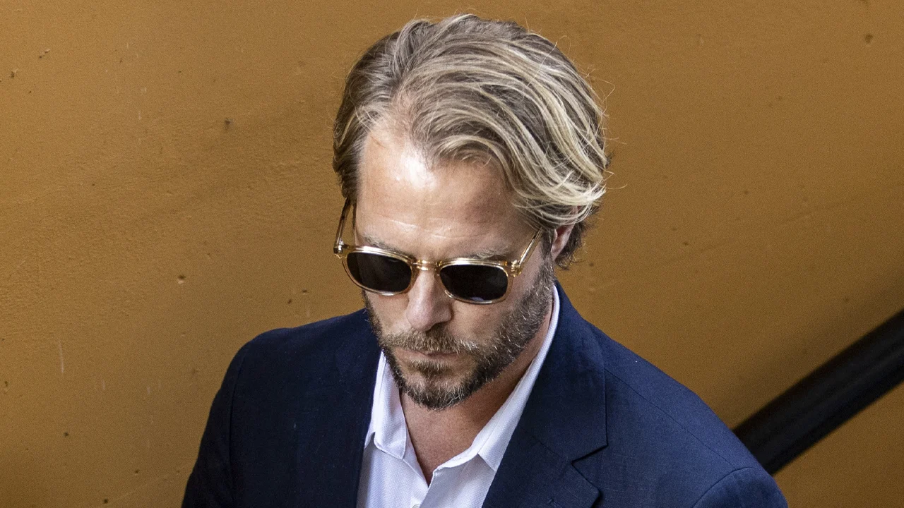 Thijs Römer meldt zich bij gevangenis voor uitzitten celstraf