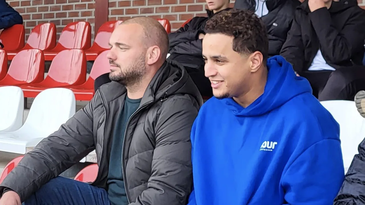 Ihattaren lijkt in te gaan op verzoek Sneijder: samen gespot op tribune