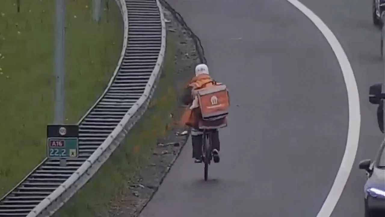 Video: maaltijdbezorger neemt verkeerde afslag en belandt op A16 bij Rotterdam