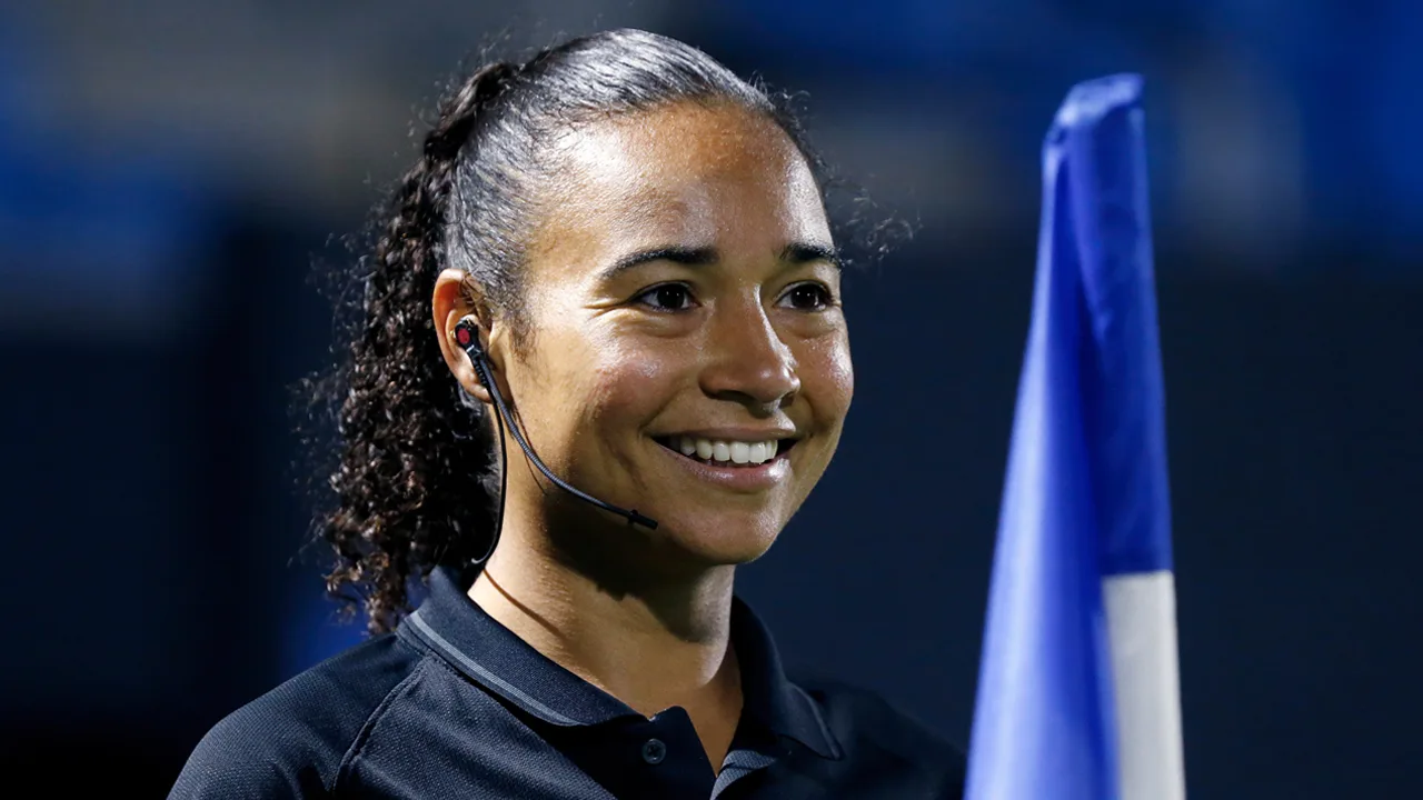 Franca Overtoom dit weekend eerste vrouwelijke official ooit in de Eredivisie
