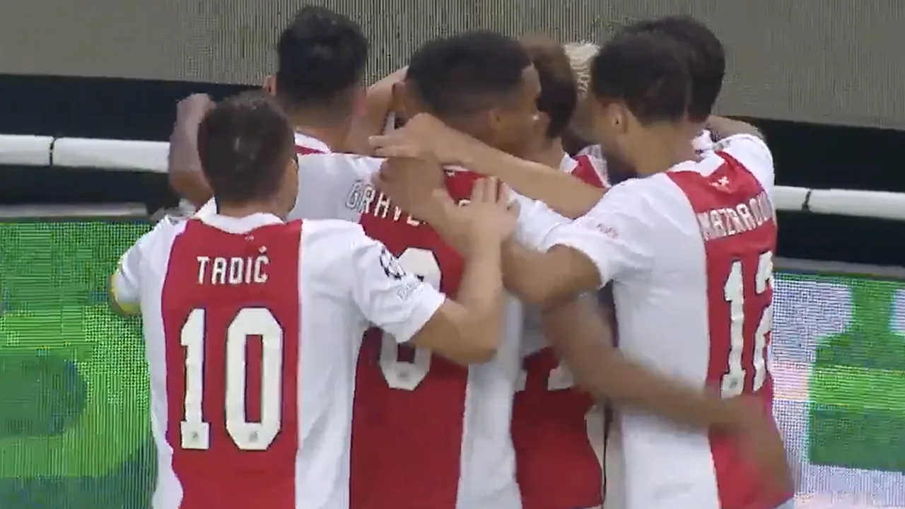 VIDEOGOAL: Hattrick-held Haller schiet Ajax naar 1-4 in Portugal