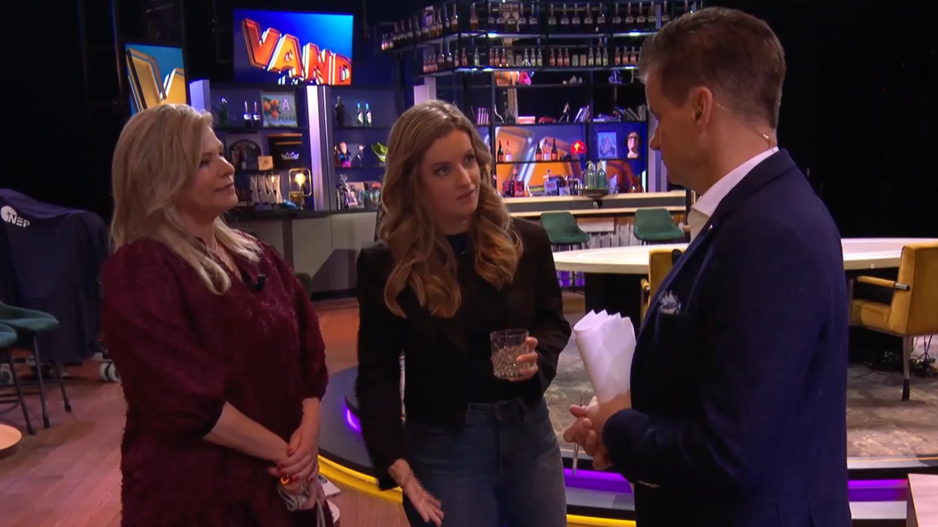 Merel Ek legt uit waarom ze liever aan de bar zit dan aan de Vandaag Inside-tafel