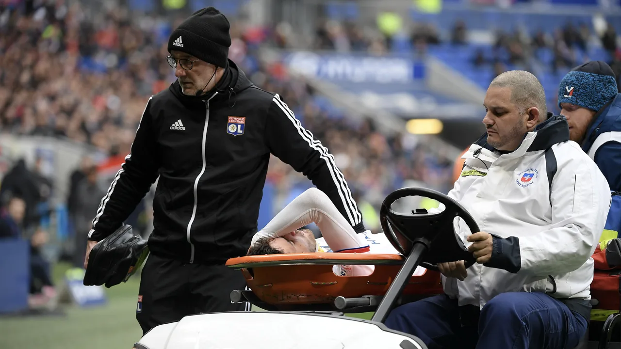 Voetballer Lyon valt flauw op het veld