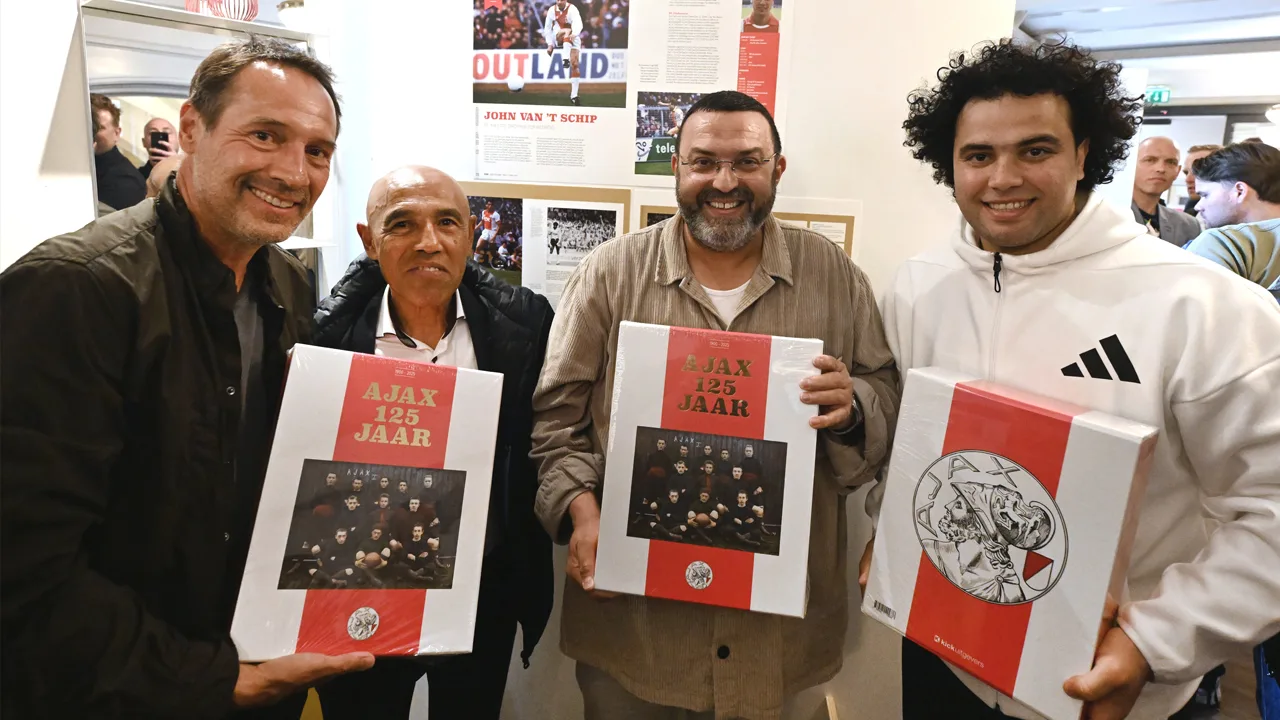 Bekende Ajacieden en familieleden Nouri nemen boekwerk 'Ajax 125 jaar' in ontvangst