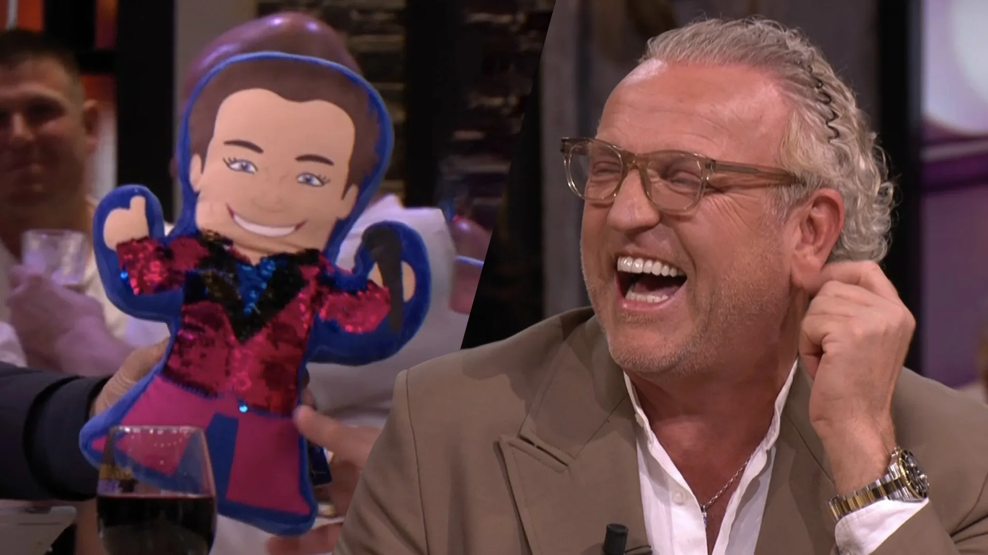 Gordon krijgt Gerard Joling-knuffel overhandigd: ‘Heeft iemand een naald?’