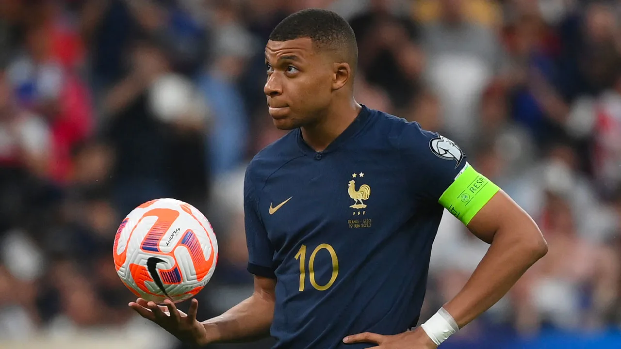 PSG neemt verbannen Mbappé toch weer op in de selectie