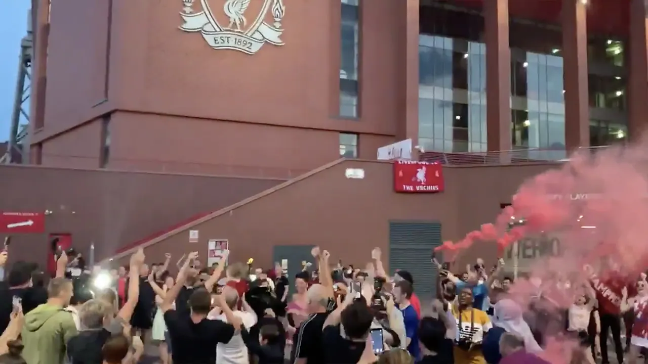 Liverpool-fans vieren feest bij Anfield