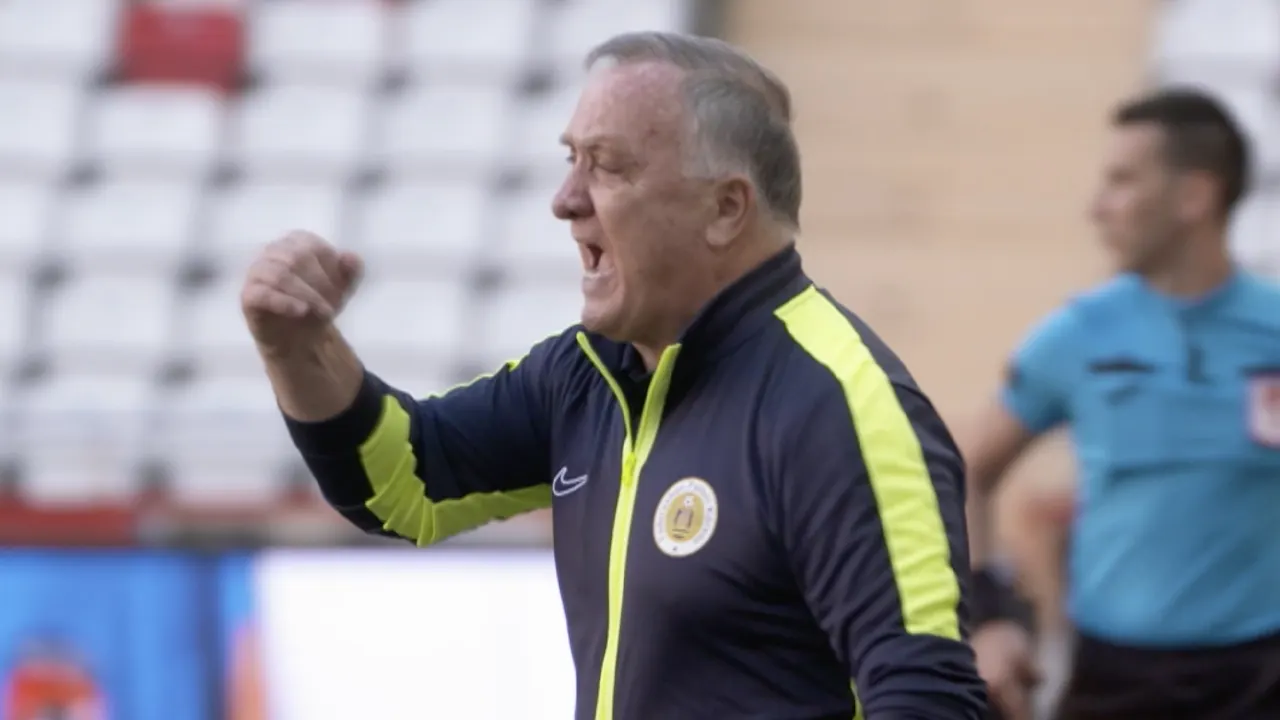 Bloedfanatieke Dick Advocaat schreeuwend langs de lijn tijdens eerste wedstrijd met Curaçao