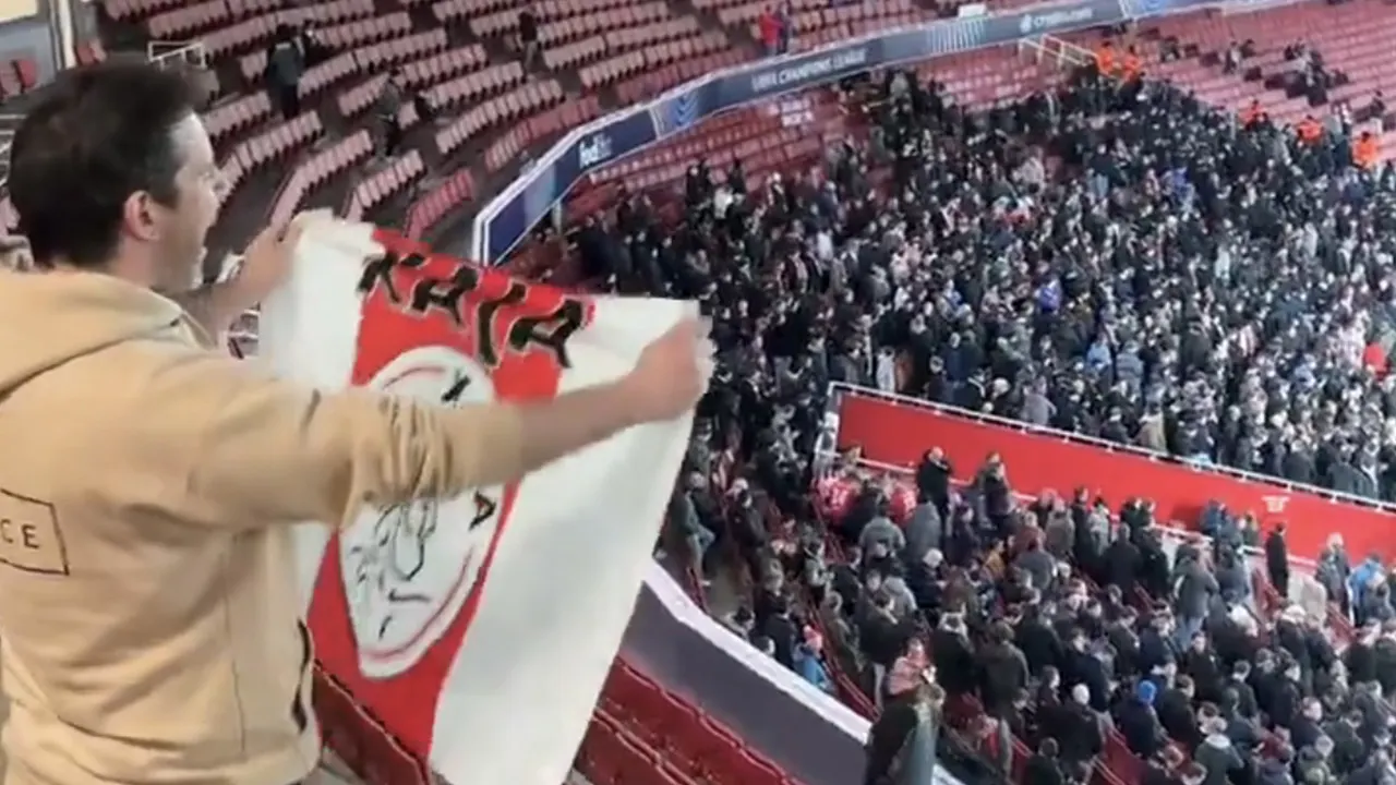 Video: supporter provoceert PSV-aanhang bij Arsenal met Ajax-vlag
