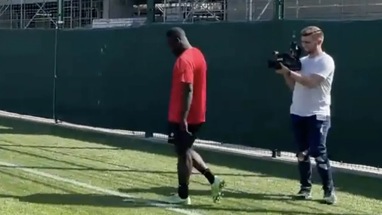 Brobbey met ziel onder arm op trainingsveld RB Leipzig