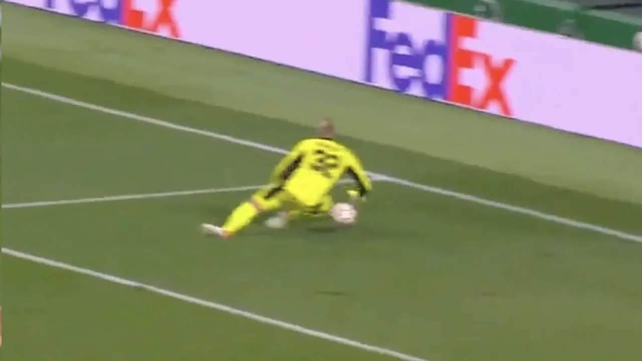 VIDEOGOAL: Blunder Pasveer brengt Sporting terug in de wedstrijd