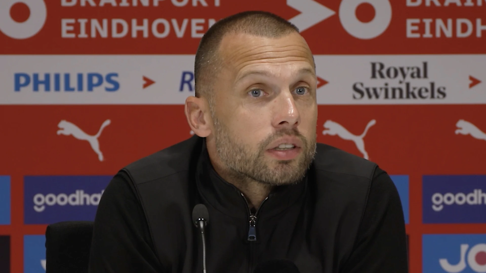 John Heitinga niet blij met vraag: ‘Moet ik dit serieus gaan beantwoorden?’
