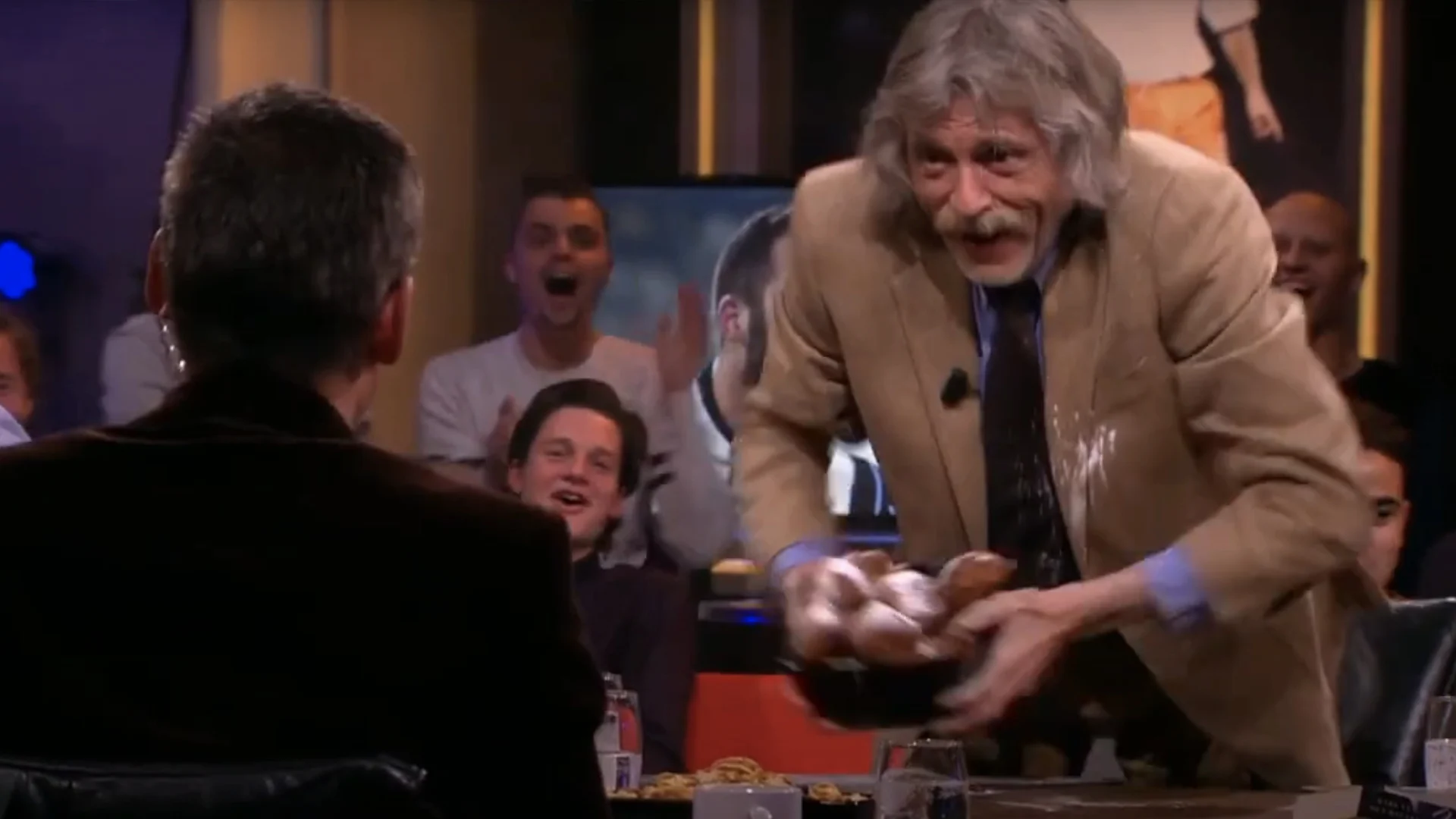 Throwback: Fanatiek oliebollengevecht tussen Johan Derksen en Wilfred Genee!