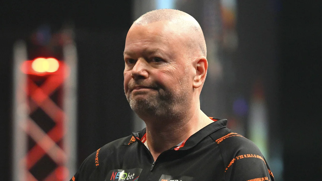 Raymond van Barneveld na hopeloze wedstrijd uitgeschakeld op het WK darts