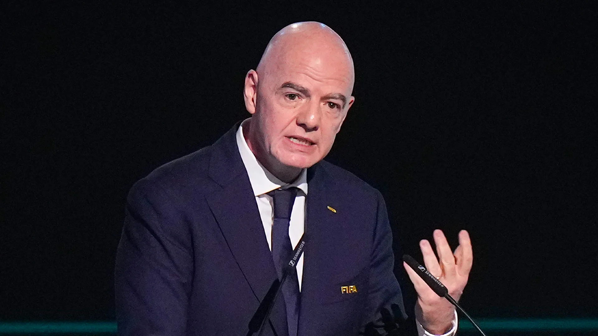 'Gianni Infantino onder vuur: UEFA zou vrouw vertrekvergoeding hebben gegeven na affaire'