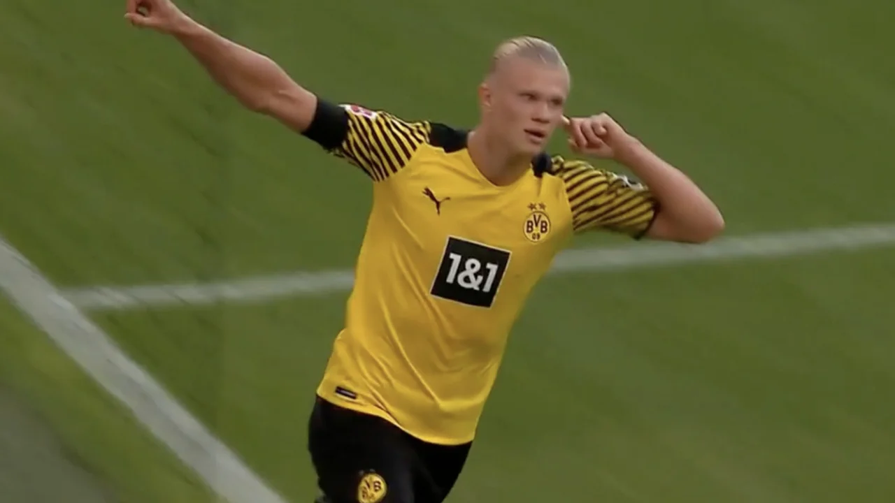 VIDEOGOAL: Haaland scoort en levert 2 assists af in 45 min