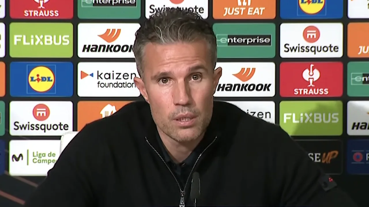 Video: Robin van Persie clasht met journalisten na uitschakeling: 'Jij was er toch ook bij?'