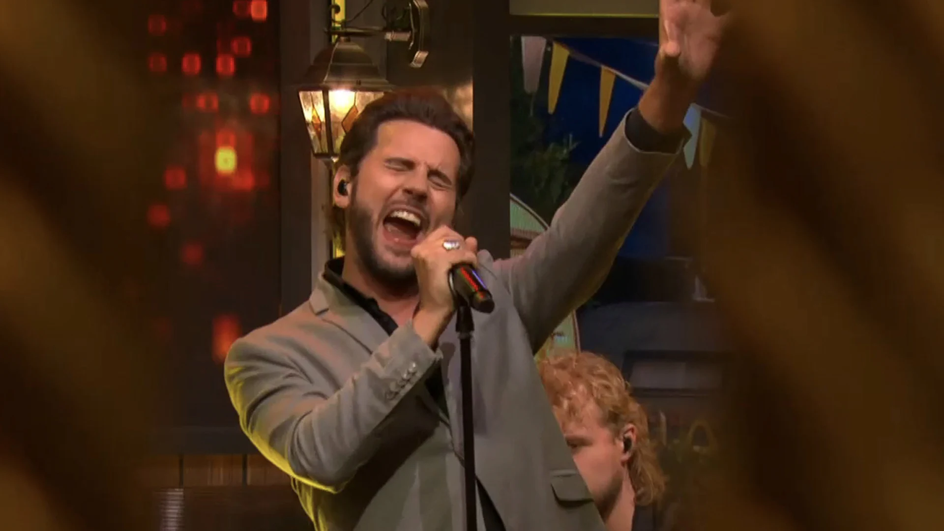 Bouke zorgt voor swingende opening van De Oranjezomer met 'Higher And Higher'