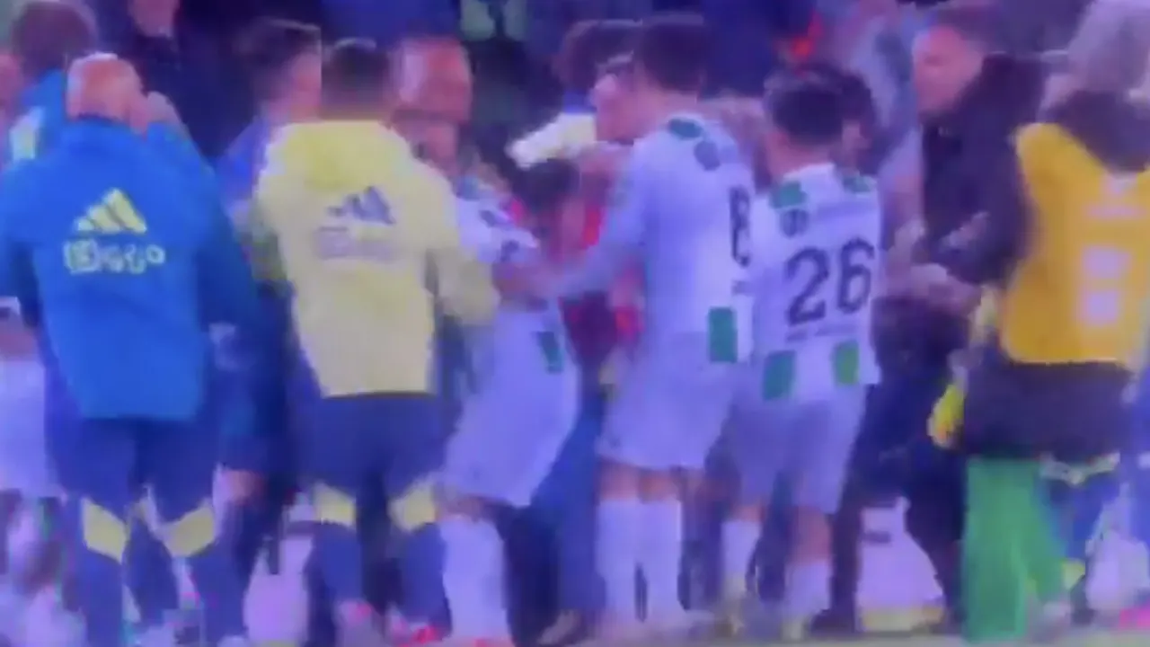 Video: Etienne Vaessen deelt klappen uit aan assistent-trainer Ajax