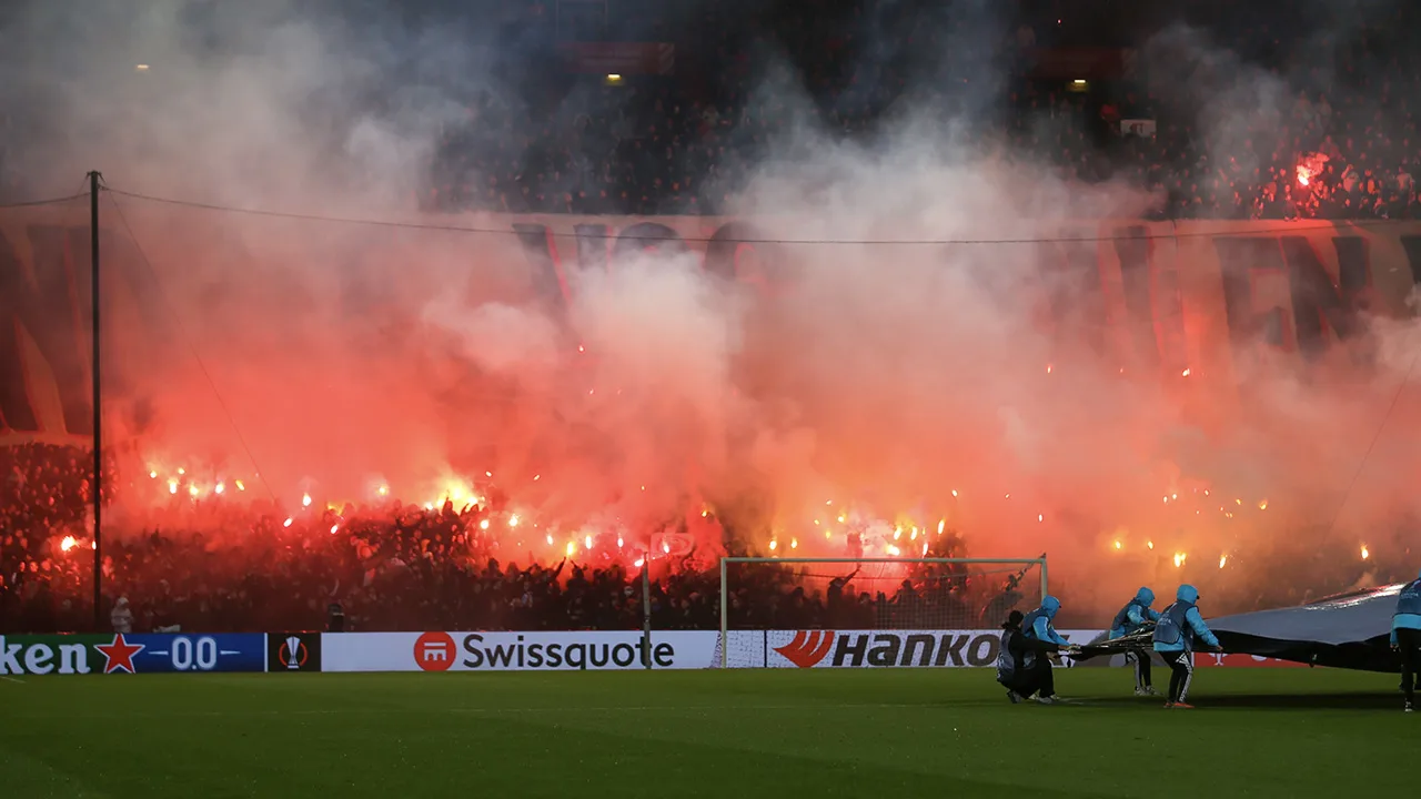 Feyenoord ontvangt torenhoge boetes van UEFA en verbod op thuis- en uitsupporters