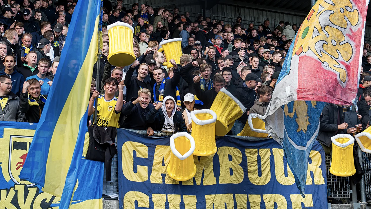 Video: stadionspeaker waarschuwt Cambuur-supporter: 'Het gaat zo regenen'