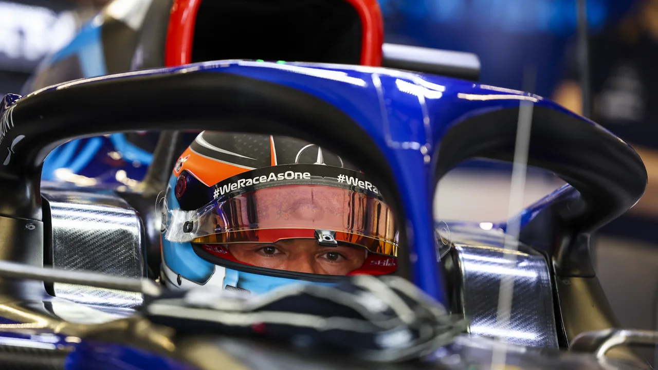 De Vries is sneller dan teamgenoot Latifi in vrije training, Leclerc de snelste