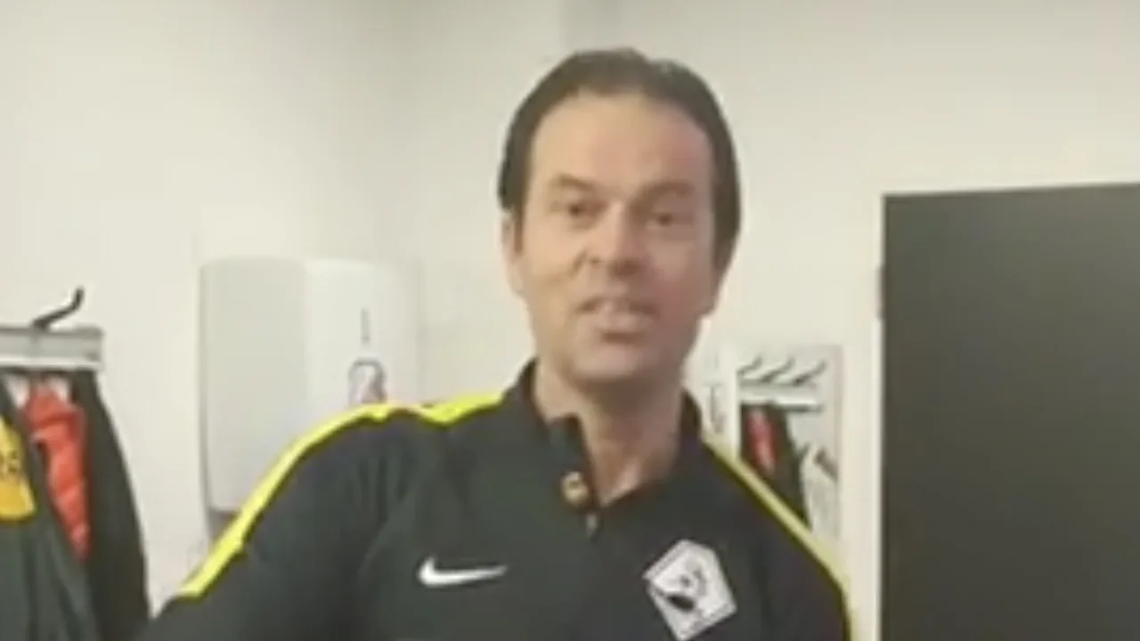 Scheidsrechter Bas Nijhuis verrast assistenten op Valentijnsdag