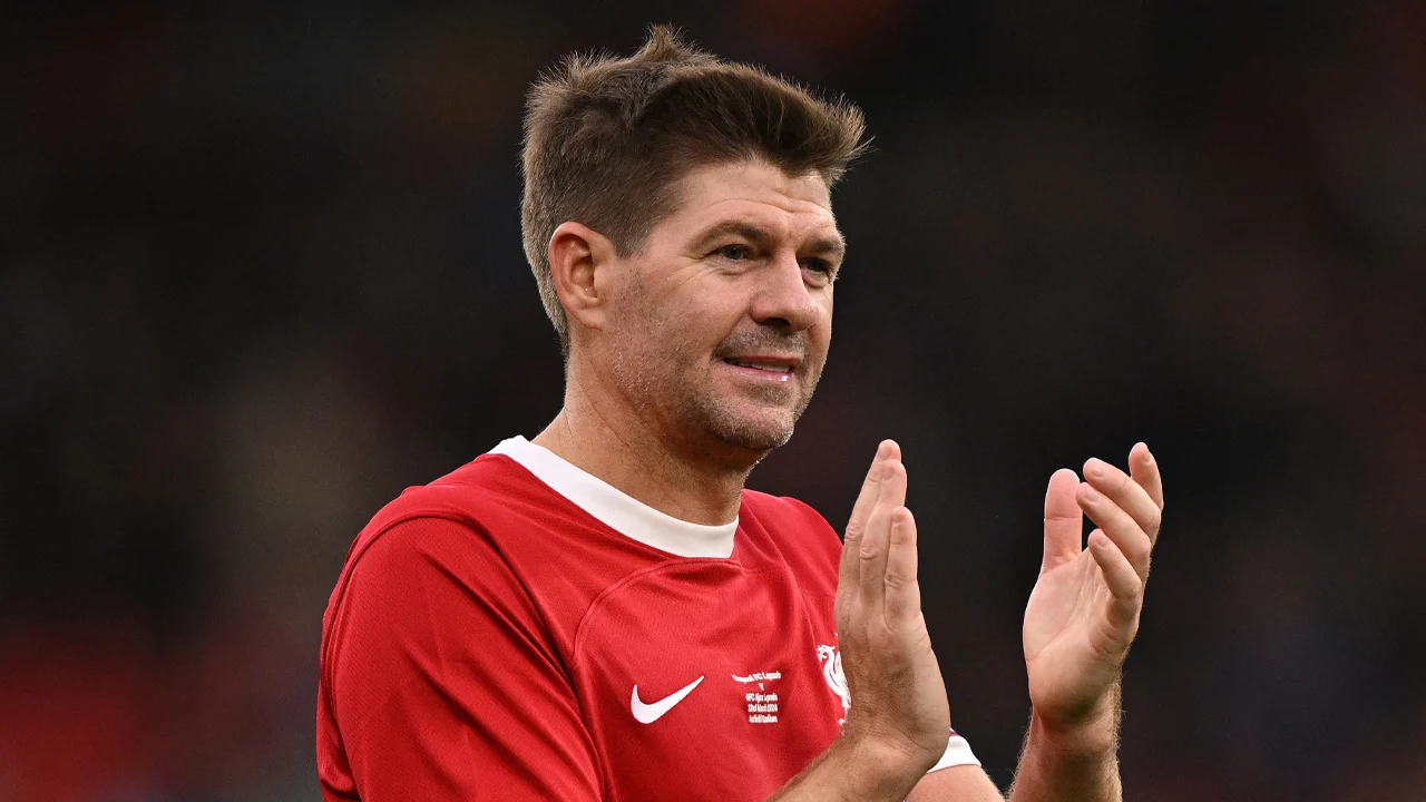 Clubicoon Steven Gerrard laat zich uit over positie van Arne Slot bij Liverpool
