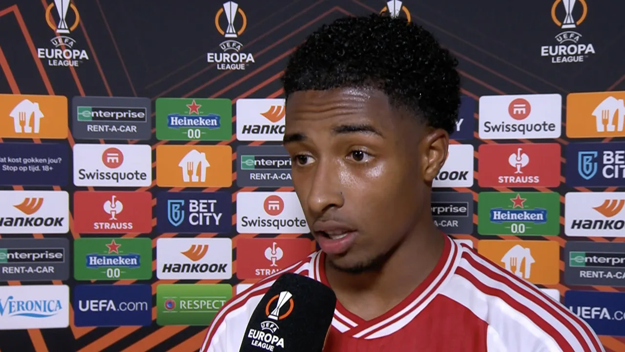 Vos blij met Europees debuut, maar baalt van rode kaart: 'Eerste gele kaart was geen overtreding'