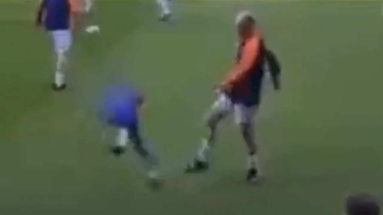 VIDEO: Paul Gascoigne in opspraak na tackelen van ballenjongen bij jubileumwedstrijd Rangers 