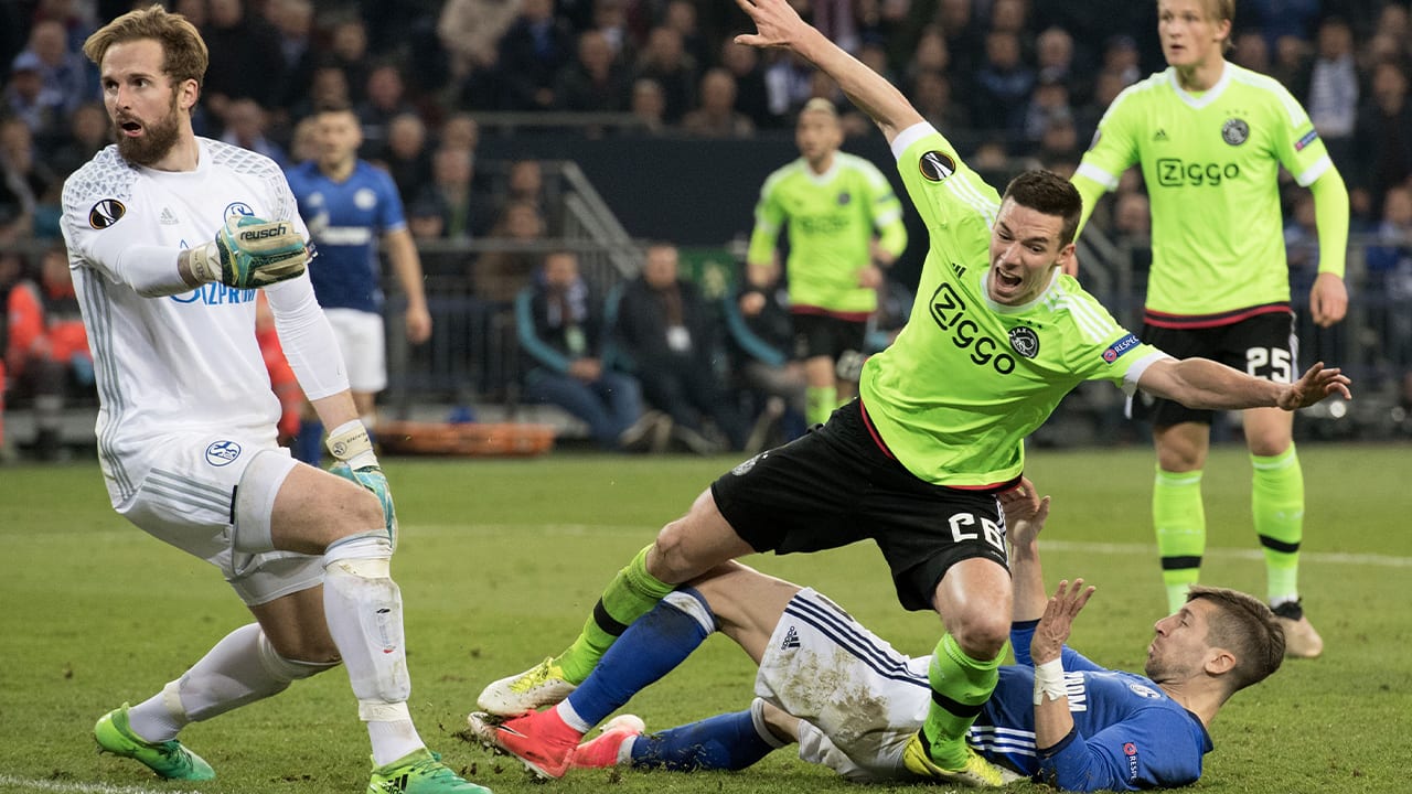 Ajax pest Schalke 04 met scherpe reactie op Twitter