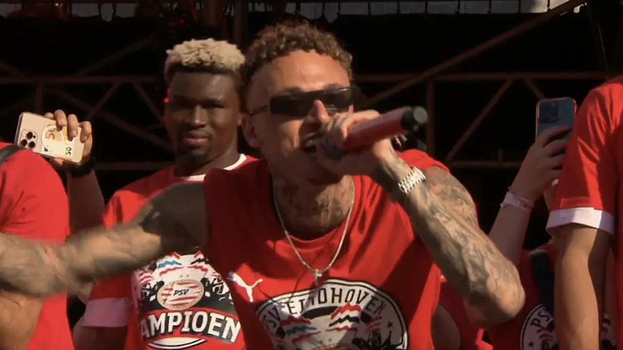 Noa Lang richt zich tijdens huldiging tot PSV-fans: 'We zijn niet de grootste vrienden geweest, maar...'