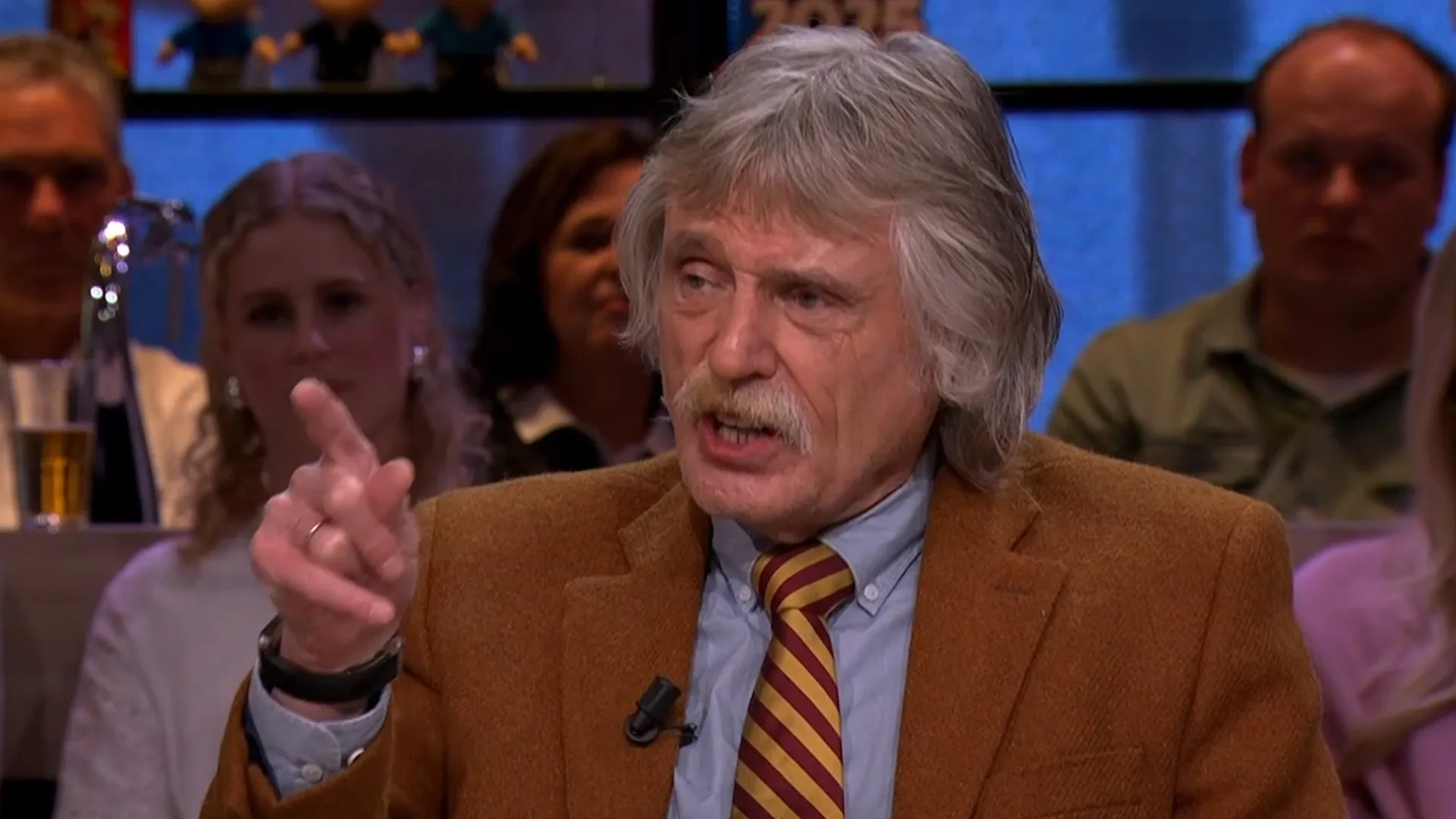 Johan Derksen windt zich op: ‘Dit is scoren over de rug van zieke mensen!’