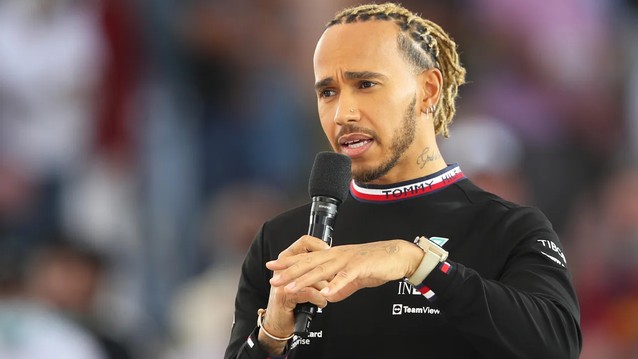 Lewis Hamilton gaat naam veranderen in Hamilton-Larbalestier