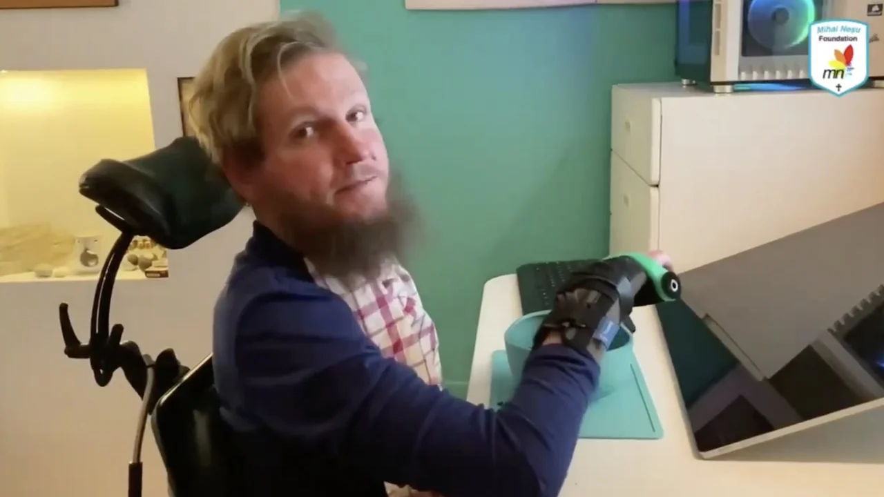 Hartverwarmend nieuws: Nesu kan voor het eerst in tien jaar weer zelfstandig eten