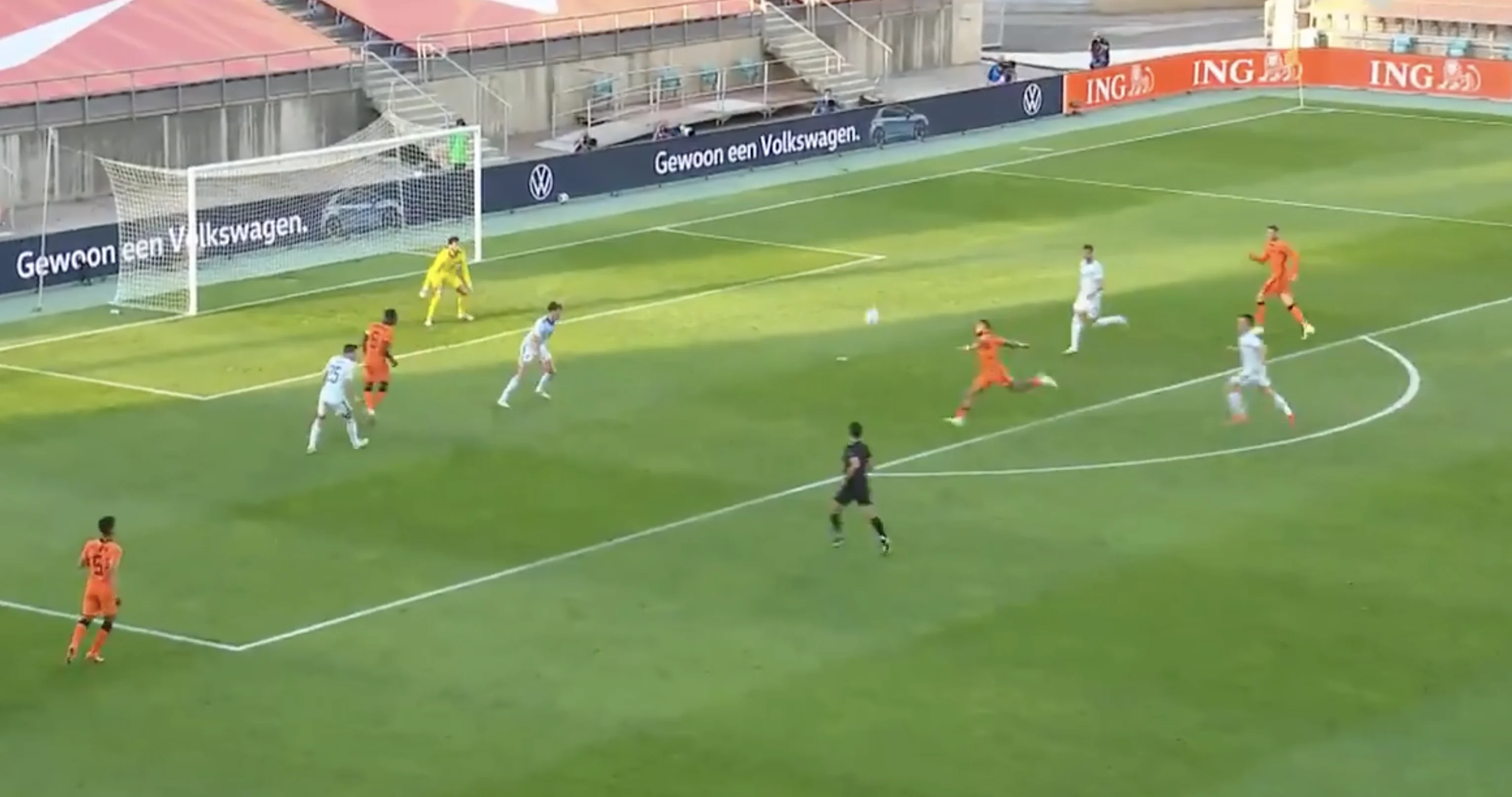 VIDEOGOAL: Memphis zet Oranje met knappe volley op gelijke hoogte