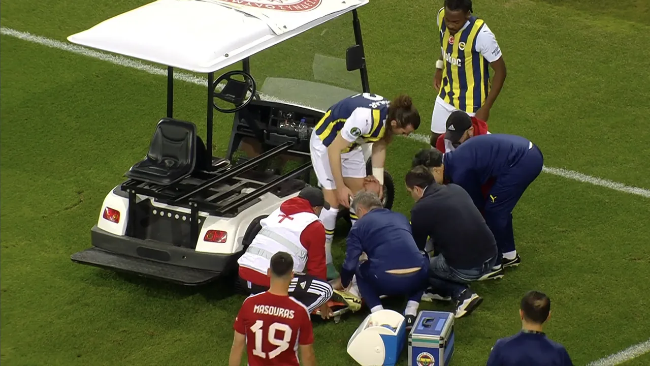 Fenerbahçe-speler Oosterwolde per brancard het veld af