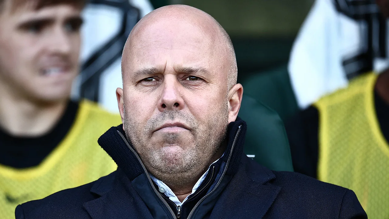 Engelse voetbalbond klaagt Arne Slot aan voor gedrag na derby