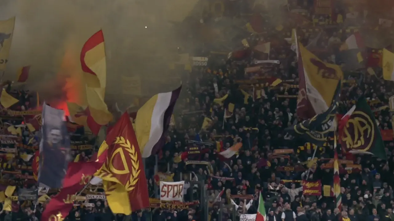 Prachtige sfeer in Stadio Olimpico bij opkomst spelers AS Roma en Feyenoord