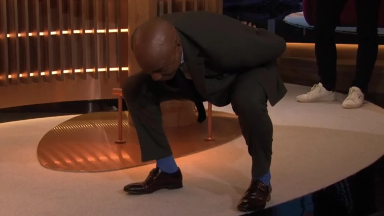 Humberto Tan probeert schaatshouding bij RTL Tonight: 'Zit je op een Franse wc?'