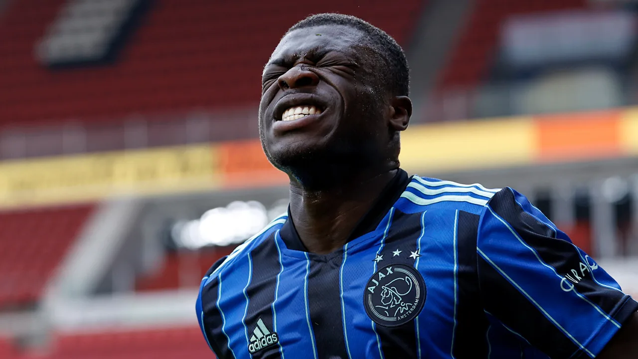 'Ajax moet Brobbey zeker zes weken missen door knieblessure'
