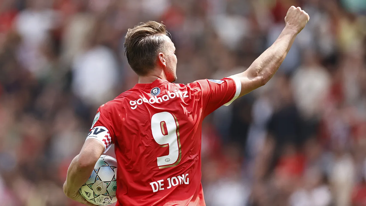 Luuk de Jong kopt PSV naar uniek Eredivisie-record