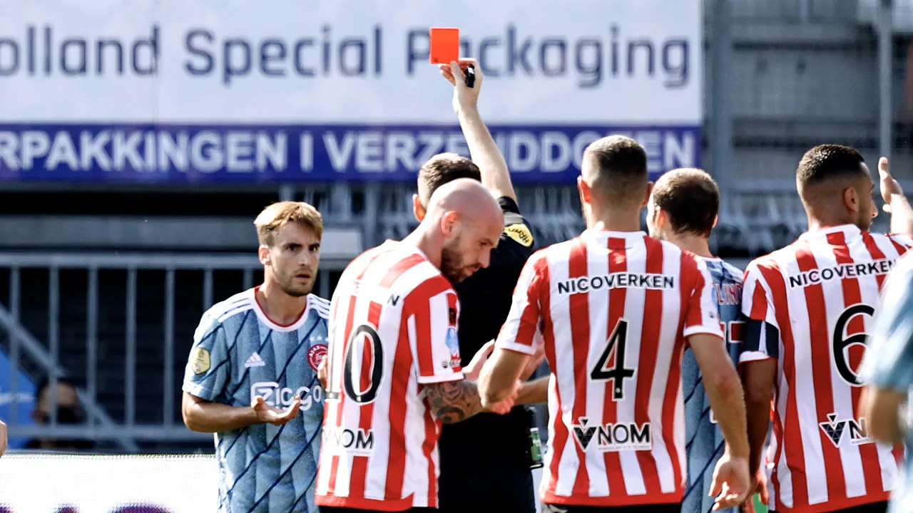 Tagliafico begint seizoen ongelukkig en pakt na klein half uur rode kaart 