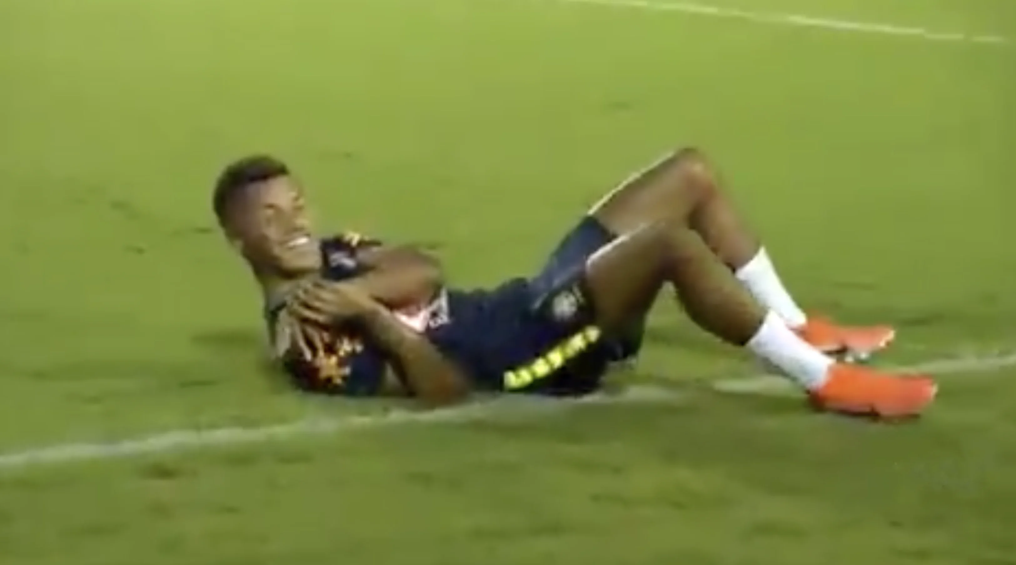 Neres uitgelachen door ploeggenoten na smerige panna Richarlison