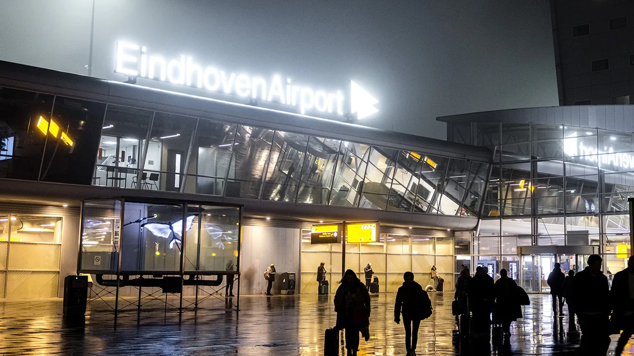 Vliegverkeer Eindhoven stilgelegd na signaleren meerdere drones