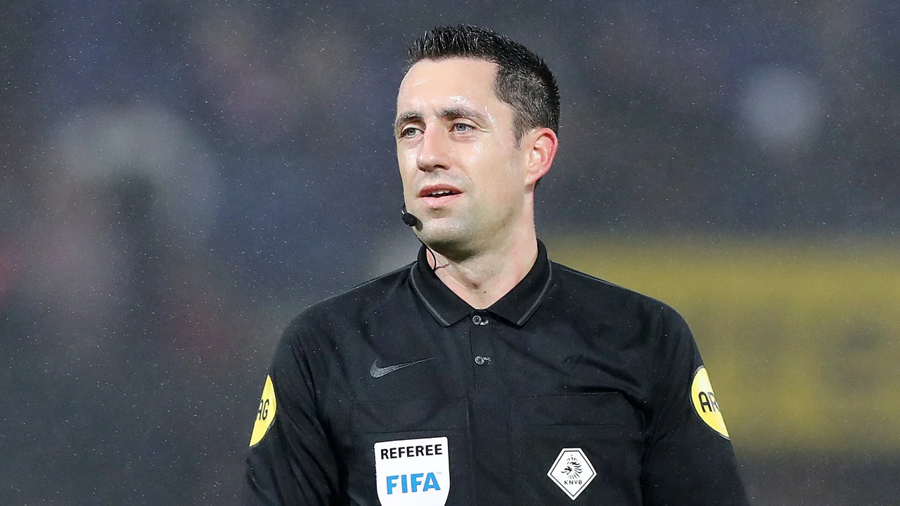 Higler: 'Als Dumfries de bal met z'n hand raakt, is het voor mij nog geen strafbare handsbal'