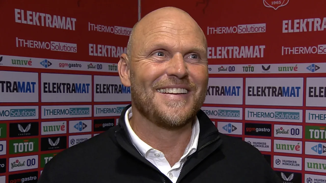 FC Twente-trainer Oosting over mogelijke nieuwe spelers: 'Die namen doen de ronde'