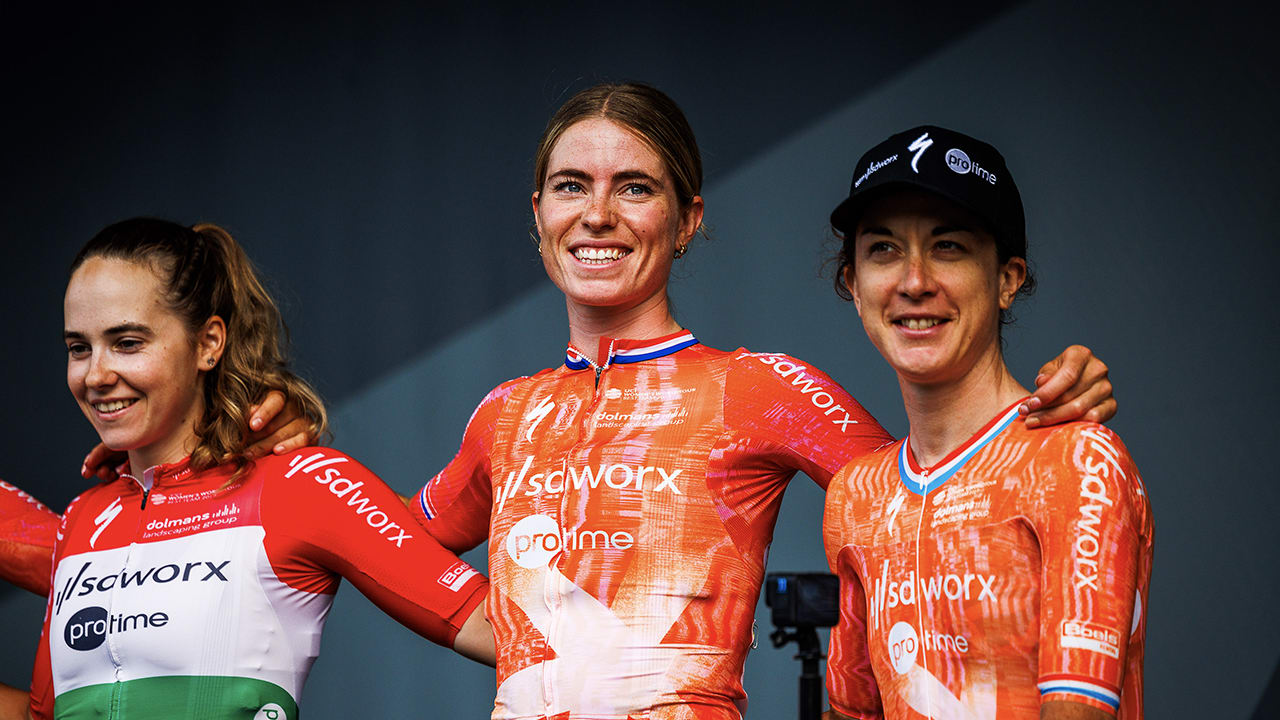 Demi Vollering wint tijdrit Tour de France Femmes en verovert gele trui