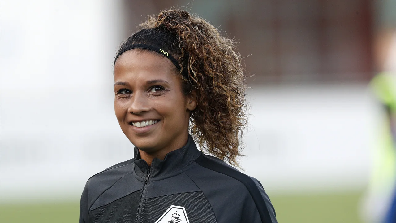 Shona Shukrula eerste vrouwelijke scheidsrechter in Nederlandse betaald voetbal